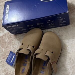 Birkenstock Tan women’s shoes clogs